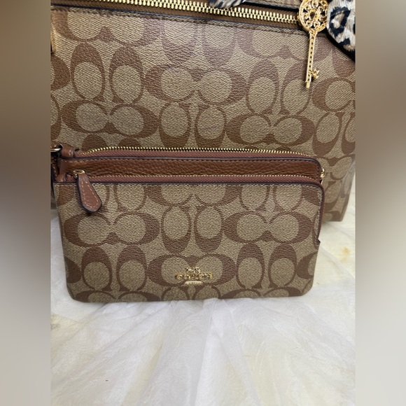 4FER Coach Brown Signature Tote and Pouch Set - Picture 5 of 17